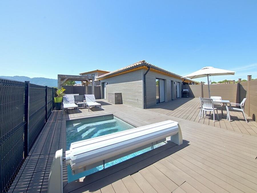 Camping Pas Cher vous présente avec son site Officiel campingpascher.fr, la Résidence Pierre & Vacances Premium Vesna Rossa classé 5 étoiles, située sur la commune de Lecci dans le département Corse Du Sud (Corse) en France. La résidence Pierre & Vacances Premium Vesna Rossa vous propose un hébergement de type villa de 70 m² avec climatisation (télévision). L'établissement vous propose 3 autres types d'hébergements. Découvrez tous nos séjours à petits prix dans la commune et aux alentours de Lecci du département : Corse Du Sud (Corse). Randonnée, Sports nautiques,... En savoir plus : cliquez-ICI.