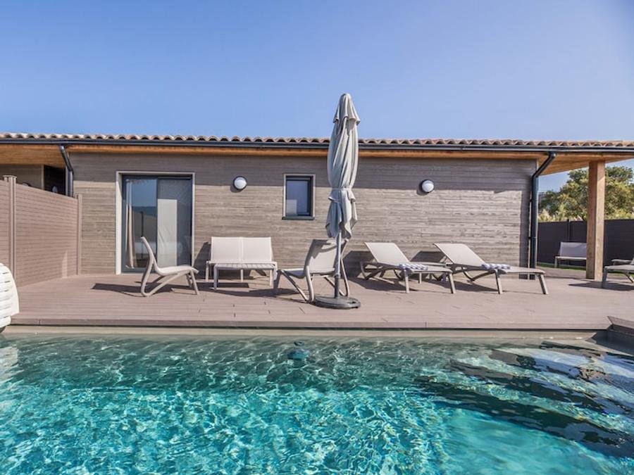 Camping Pas Cher vous présente avec son site Officiel campingpascher.fr, la Résidence Pierre & Vacances Premium Vesna Rossa classé 5 étoiles, située sur la commune de Lecci dans le département Corse Du Sud (Corse) en France. La résidence Pierre & Vacances Premium Vesna Rossa, vous présente un hébergement de type villa de 110 m² avec climatisation et télévision. La résidence Pierre & Vacances Premium Vesna Rossa vous propose du vendredi 22 janvier au vendredi 29 janvier 2027 pour 7 nuits à 1190€. Cette location propose 48 dates différentes pour réserver votre séjour. Découvrez également les 2 autres gammes d'hébergements de la résidence. Randonnée, Sports nautiques,... En savoir plus : cliquez-ICI.