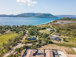 Camping Pas Cher vous présente avec son site Officiel campingpascher.fr, la Résidence Pierre & Vacances Premium Vesna Rossa classé 5 étoiles, située sur la commune de Lecci dans le département Corse Du Sud (Corse) en France. La résidence Pierre & Vacances Premium Vesna Rossa, vous présente un hébergement de type villa de 130 m² avec climatisation et télévision. La résidence Pierre & Vacances Premium Vesna Rossa vous propose du vendredi 23 janvier au vendredi 30 janvier 2026 pour 7 nuits à 1295€. Cette location propose 45 dates différentes pour réserver votre séjour. Découvrez également les 2 autres gammes d'hébergements de la résidence. Randonnée, Sports nautiques,... En savoir plus : cliquez-ICI.