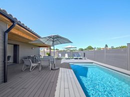 Camping Pas Cher vous présente avec son site Officiel campingpascher.fr, la Résidence Pierre & Vacances Premium Vesna Rossa classé 5 étoiles, située sur la commune de Lecci dans le département Corse Du Sud (Corse) en France. La résidence Pierre & Vacances Premium Vesna Rossa, vous présente un hébergement de type villa de 130 m² avec climatisation et télévision. La résidence Pierre & Vacances Premium Vesna Rossa vous propose du vendredi 23 janvier au vendredi 30 janvier 2026 pour 7 nuits à 1295€. Cette location propose 45 dates différentes pour réserver votre séjour. Découvrez également les 2 autres gammes d'hébergements de la résidence. Randonnée, Sports nautiques,... En savoir plus : cliquez-ICI.