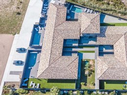 Camping Pas Cher vous présente avec son site Officiel campingpascher.fr, la Résidence Pierre & Vacances Premium Vesna Rossa classé 5 étoiles, située sur la commune de Lecci dans le département Corse Du Sud (Corse) en France. La résidence Pierre & Vacances Premium Vesna Rossa, vous présente un hébergement de type villa de 110 m² avec climatisation et télévision. La résidence Pierre & Vacances Premium Vesna Rossa vous propose du vendredi 23 janvier au vendredi 30 janvier 2026 pour 7 nuits à 1190€. Cette location propose 48 dates différentes pour réserver votre séjour. Découvrez également les 2 autres gammes d'hébergements de la résidence. Randonnée, Sports nautiques,... En savoir plus : cliquez-ICI.