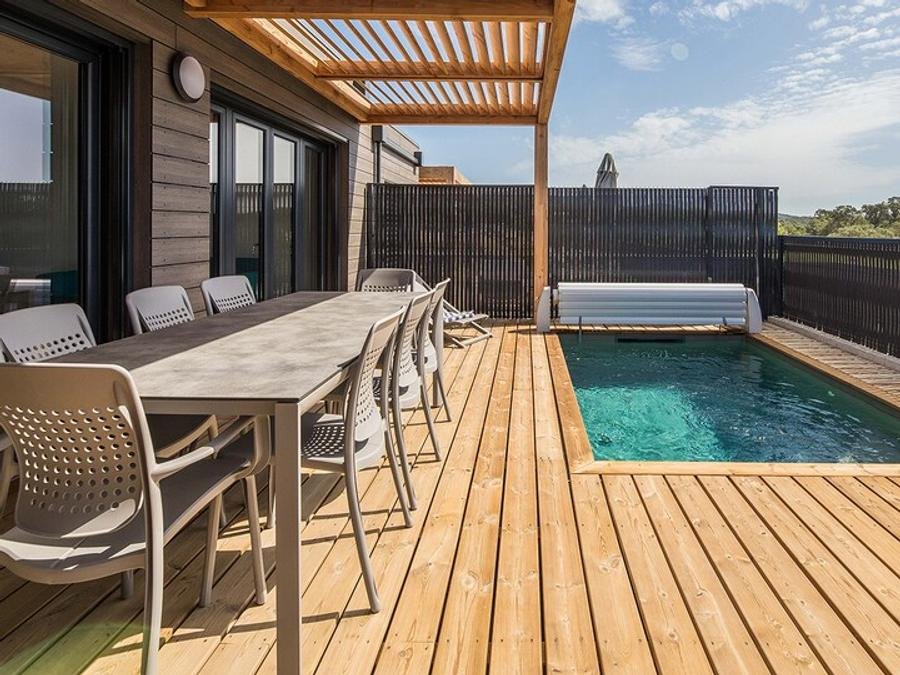 Camping Pas Cher vous présente avec son site Officiel campingpascher.fr, la Résidence Pierre & Vacances Premium Les Terrasses D'Arsella classé 5 étoiles, située sur la commune de Lecci dans le département Corse Du Sud (Corse) en France. La résidence Pierre & Vacances Premium Les Terrasses D'Arsella, vous présente un hébergement de type maison de 100 m² avec climatisation et télévision. La résidence Pierre & Vacances Premium Les Terrasses D'Arsella vous propose du sam. 14 novembre au sam. 21 novembre 2026 pour 7 nuits à 959€. Cette location propose 126 dates différentes pour réserver votre séjour. Découvrez également les 8 autres gammes d'hébergements de la résidence. Les Avis clients pour la Résidence Pierre & Vacances Premium Les Terrasses D'Arsella sont de 6 sur 10. Piscine chauffée, Piscine extérieure, Salle de fitness,... En savoir plus : cliquez-ICI.