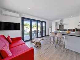 Camping Pas Cher vous présente avec son site Officiel campingpascher.fr, la Résidence Pierre & Vacances Premium Les Terrasses D'Arsella classé 5 étoiles, située sur la commune de Lecci dans le département Corse Du Sud (Corse) en France. La résidence Pierre & Vacances Premium Les Terrasses D'Arsella, vous présente un hébergement de type appartement de 42 m² avec climatisation et télévision. La résidence Pierre & Vacances Premium Les Terrasses D'Arsella vous propose du dimanche 01 mars au dimanche 08 mars 2026 pour 7 nuits à 637€. Cette location propose 193 dates différentes pour réserver votre séjour. Découvrez également les 8 autres gammes d'hébergements de la résidence. Les Avis clients pour la Résidence Pierre & Vacances Premium Les Terrasses D'Arsella sont de 6 sur 10. Piscine chauffée, Piscine extérieure, Salle de fitness,... En savoir plus : cliquez-ICI.