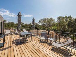 Camping Pas Cher vous présente avec son site Officiel campingpascher.fr, la Résidence Pierre & Vacances Premium Les Terrasses D'Arsella classé 5 étoiles, située sur la commune de Lecci dans le département Corse Du Sud (Corse) en France. La résidence Pierre & Vacances Premium Les Terrasses D'Arsella, vous présente un hébergement de type appartement de 40 m² avec climatisation et télévision. La résidence Pierre & Vacances Premium Les Terrasses D'Arsella vous propose du dimanche 01 mars au dimanche 08 mars 2026 pour 7 nuits à 679€. Cette location propose 174 dates différentes pour réserver votre séjour. Découvrez également les 8 autres gammes d'hébergements de la résidence. Les Avis clients pour la Résidence Pierre & Vacances Premium Les Terrasses D'Arsella sont de 6 sur 10. Piscine chauffée, Piscine extérieure, Salle de fitness,... En savoir plus : cliquez-ICI.