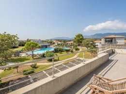 Camping Pas Cher vous présente avec son site Officiel campingpascher.fr, le Village vacances Pierre & Vacances Premium Residence Les Villas De Porto-Vecchio classé 4 étoiles, situé sur la commune de Lecci dans le département Corse Du Sud (Corse) en France. Le village vacances Pierre & Vacances Premium Residence Les Villas De Porto-Vecchio, vous présente un hébergement de type appartement de 50 m² avec climatisation et télévision. Le village vacances Pierre & Vacances Premium Residence Les Villas De Porto-Vecchio vous propose du sam. 03 octobre au sam. 10 octobre 2026 pour 7 nuits à 868€. Cette location propose 107 dates différentes pour réserver votre séjour. Découvrez également les 3 autres gammes d'hébergements du village vacances. Piscine chauffée, Piscine extérieure, Location de bateaux, Plongée, Randonnée, Sports nautiques,... En savoir plus : cliquez-ICI.