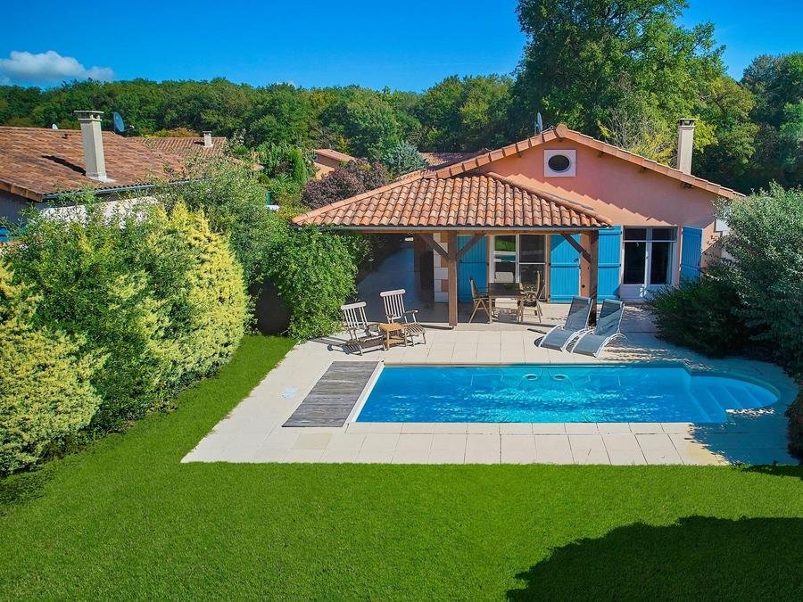 Camping Pas Cher vous présente avec son site Officiel campingpascher.fr, le Village vacances FranceComfort - Domaine Les Forges, situé sur la commune de Les Forges dans le département Deux-sèvres (Poitou Charentes) en France. Le village vacances FranceComfort - Domaine Les Forges, vous présente un hébergement de type villa de 80 m² et télévision. Le village vacances FranceComfort - Domaine Les Forges vous propose du vendredi 25 septembre au vendredi 02 octobre 2026, en promotion à -10% pour 7 nuits à 396,90 € au lieu de 441,0 € soit une Économie de 44,10 €. Cette location propose 8 dates différentes pour réserver votre séjour. Découvrez également les 3 autres gammes d'hébergements du village vacances. Bassin enfant, Piscine extérieure, Club enfants, Aire de jeux enfants, Centre équestre, Golf, Pétanque, Restaurant,... En savoir plus : cliquez-ICI.