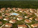 Camping Pas Cher vous présente avec son site Officiel campingpascher.fr, le Village vacances FranceComfort - Domaine Les Forges, situé sur la commune de Les Forges dans le département Deux-sèvres (Poitou Charentes) en France. Le village vacances FranceComfort - Domaine Les Forges, vous présente un hébergement de type villa de 80 m² et télévision. Le village vacances FranceComfort - Domaine Les Forges vous propose du vendredi 25 septembre au vendredi 02 octobre 2026, en promotion à -10% pour 7 nuits à 396,90 € au lieu de 441,0 € soit une Économie de 44,10 €. Cette location propose 8 dates différentes pour réserver votre séjour. Découvrez également les 3 autres gammes d'hébergements du village vacances. Bassin enfant, Piscine extérieure, Club enfants, Aire de jeux enfants, Centre équestre, Golf, Pétanque, Restaurant,... En savoir plus : cliquez-ICI.