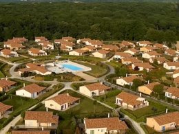 Camping Pas Cher vous présente avec son site Officiel campingpascher.fr, le Village vacances FranceComfort - Domaine Les Forges, situé sur la commune de Les Forges dans le département Deux-sèvres (Poitou Charentes) en France. Le village vacances FranceComfort - Domaine Les Forges, vous présente un hébergement de type villa de 80 m² et télévision. Le village vacances FranceComfort - Domaine Les Forges vous propose du vendredi 10 avril au vendredi 17 avril 2026, en promotion à -10% pour 7 nuits à 396,90 € au lieu de 441,0 € soit une Économie de 44,10 €. Cette location propose 23 dates différentes pour réserver votre séjour. Découvrez également les 3 autres gammes d'hébergements du village vacances. Bassin enfant, Piscine extérieure, Club enfants, Aire de jeux enfants, Centre équestre, Golf, Pétanque, Restaurant,... En savoir plus : cliquez-ICI.