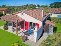 Camping Pas Cher vous présente avec son site Officiel campingpascher.fr, le Village vacances FranceComfort - Domaine Les Forges, situé sur la commune de Les Forges dans le département Deux-sèvres (Poitou Charentes) en France. Le village vacances FranceComfort - Domaine Les Forges, vous présente un hébergement de type villa de 80 m² et télévision. Le village vacances FranceComfort - Domaine Les Forges vous propose du vendredi 03 avril au vendredi 10 avril 2026, en promotion à -10% pour 7 nuits à 396,90 € au lieu de 441,0 € soit une Économie de 44,10 €. Cette location propose 126 dates différentes pour réserver votre séjour. Découvrez également les 3 autres gammes d'hébergements du village vacances. Bassin enfant, Piscine extérieure, Club enfants, Aire de jeux enfants, Centre équestre, Golf, Pétanque, Restaurant,... En savoir plus : cliquez-ICI.