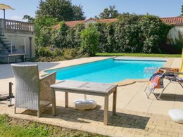 Camping Pas Cher vous présente avec son site Officiel campingpascher.fr, le Village vacances FranceComfort Bourg Est - Vilgilière, situé sur la commune de Les Forges dans le département Deux-sèvres (Poitou Charentes) en France. Le village vacances FranceComfort Bourg Est - Vilgilière, vous présente un hébergement de type maison de 160 m² et télévision. Le village vacances FranceComfort Bourg Est - Vilgilière vous propose du vendredi 03 avril au vendredi 10 avril 2026, en promotion à -9% pour 7 nuits à 628,43 € au lieu de 698,25 € soit une Économie de 69,82 €. Cette location propose 18 dates différentes pour réserver votre séjour. Découvrez également les 7 autres gammes d'hébergements du village vacances. Club enfants, Golf, Pétanque,... En savoir plus : cliquez-ICI.