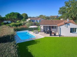 Camping Pas Cher vous présente avec son site Officiel campingpascher.fr, le Village vacances FranceComfort Bourg Est - Vilgilière, situé sur la commune de Les Forges dans le département Deux-sèvres (Poitou Charentes) en France. Le village vacances FranceComfort Bourg Est - Vilgilière, vous présente un hébergement de type maison de 110 m² et télévision. Le village vacances FranceComfort Bourg Est - Vilgilière vous propose du vendredi 22 mai au vendredi 29 mai 2026, en promotion à -10% pour 7 nuits à 793,80 € au lieu de 882,0 € soit une Économie de 88,20 €. Cette location propose 20 dates différentes pour réserver votre séjour. Découvrez également les 7 autres gammes d'hébergements du village vacances. Club enfants, Golf, Pétanque,... En savoir plus : cliquez-ICI.