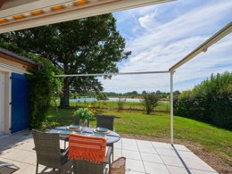 Camping Pas Cher vous présente avec son site Officiel campingpascher.fr, le Village vacances FranceComfort Bourg Est - Vilgilière, situé sur la commune de Les Forges dans le département Deux-sèvres (Poitou Charentes) en France. Le village vacances FranceComfort Bourg Est - Vilgilière, vous présente un hébergement de type maison de 110 m² et télévision. Le village vacances FranceComfort Bourg Est - Vilgilière vous propose du vendredi 21 août au vendredi 28 août 2026 pour 7 nuits à 624.75€. Cette location propose 8 dates différentes pour réserver votre séjour. Découvrez également les 7 autres gammes d'hébergements du village vacances. Club enfants, Golf, Pétanque,... En savoir plus : cliquez-ICI.