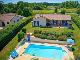 Camping Pas Cher vous présente avec son site Officiel campingpascher.fr, le Village vacances FranceComfort Bourg Est - Vilgilière, situé sur la commune de Les Forges dans le département Deux-sèvres (Poitou Charentes) en France. Le village vacances FranceComfort Bourg Est - Vilgilière, vous présente un hébergement de type maison de 160 m² et télévision. Le village vacances FranceComfort Bourg Est - Vilgilière vous propose du vendredi 25 septembre au vendredi 02 octobre 2026, en promotion à -10% pour 7 nuits à 661,50 € au lieu de 735,0 € soit une Économie de 73,50 €. Cette location propose 9 dates différentes pour réserver votre séjour. Découvrez également les 7 autres gammes d'hébergements du village vacances. Club enfants, Golf, Pétanque,... En savoir plus : cliquez-ICI.