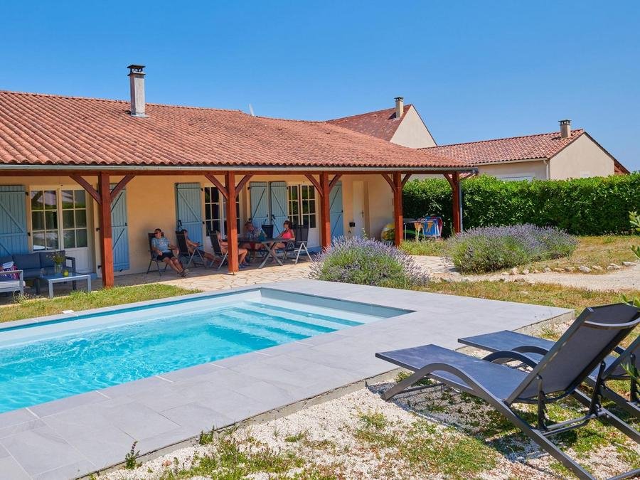 Camping Pas Cher vous présente avec son site Officiel campingpascher.fr, le Village vacances FranceComfort Domaine De Lanzac, situé sur la commune de Lanzac dans le département Lot (Midi Pyrénées) en France. Le village vacances FranceComfort Domaine De Lanzac, vous présente un hébergement de type maison de 165 m² et télévision. Le village vacances FranceComfort Domaine De Lanzac vous propose du vendredi 02 octobre au vendredi 09 octobre 2026, en promotion à -9% pour 7 nuits à 529,20 € au lieu de 588,0 € soit une Économie de 58,80 €. Cette location propose 6 dates différentes pour réserver votre séjour. Découvrez également les 18 autres gammes d'hébergements du village vacances. Les Avis clients pour le Village vacances FranceComfort Domaine De Lanzac sont de 7 sur 10. Piscine extérieure, Animation enfants, Club enfants, Aire de jeux enfants, Centre équestre, Court de tennis, Golf, Ping-pong, Piscine, Pétanque, Salle de jeux vidéo, Terrain de football, Bar, Plats à emporter, Restaurant, Snack/Bar, Épicerie,... En savoir plus : cliquez-ICI.
