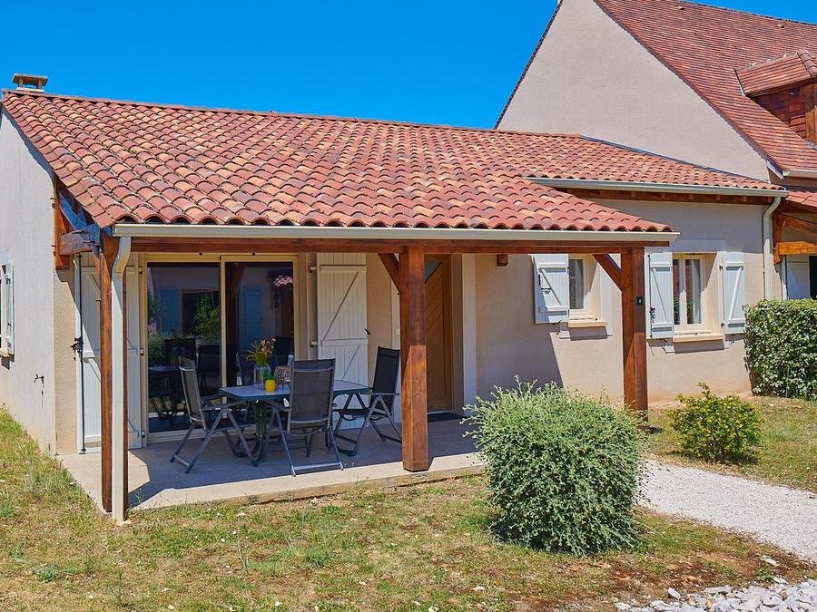 Camping Pas Cher vous présente avec son site Officiel campingpascher.fr, le Village vacances FranceComfort Domaine De Lanzac, situé sur la commune de Lanzac dans le département Lot (Midi Pyrénées) en France. Le village vacances FranceComfort Domaine De Lanzac, vous présente un hébergement de type maison de 85 m² et télévision. Le village vacances FranceComfort Domaine De Lanzac vous proposeun séjour PAS CHER avec une REMISEdu vendredi 03 juillet au vendredi 10 juillet 2026, en promotion à -35% pour 7 nuits à 546 € au lieu de 840,0 € soit une Économie de 294 €. Cette location propose 44 dates différentes pour réserver votre séjour. Découvrez également les 18 autres gammes d'hébergements du village vacances. Les Avis clients pour le Village vacances FranceComfort Domaine De Lanzac sont de 7 sur 10. Piscine extérieure, Animation enfants, Club enfants, Aire de jeux enfants, Centre équestre, Court de tennis, Golf, Ping-pong, Piscine, Pétanque, Salle de jeux vidéo, Terrain de football, Bar, Plats à emporter, Restaurant, Snack/Bar, Épicerie,... En savoir plus : cliquez-ICI.