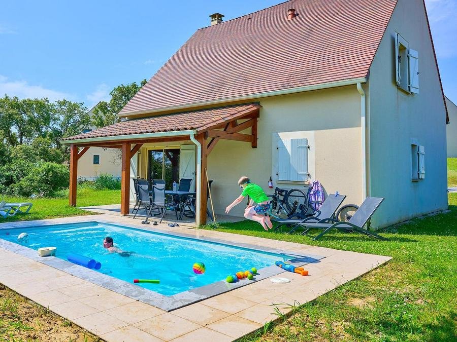 Camping Pas Cher vous présente avec son site Officiel campingpascher.fr, le Village vacances FranceComfort Domaine De Lanzac, situé sur la commune de Lanzac dans le département Lot (Midi Pyrénées) en France. Le village vacances FranceComfort Domaine De Lanzac, vous présente un hébergement de type maison de 85 m² et télévision. Le village vacances FranceComfort Domaine De Lanzac vous propose du sam. 26 septembre au sam. 03 octobre 2026, en promotion à -9% pour 7 nuits à 482,90 € au lieu de 536,55 € soit une Économie de 53,65 €. Cette location propose 6 dates différentes pour réserver votre séjour. Découvrez également les 18 autres gammes d'hébergements du village vacances. Les Avis clients pour le Village vacances FranceComfort Domaine De Lanzac sont de 7 sur 10. Piscine extérieure, Animation enfants, Club enfants, Aire de jeux enfants, Centre équestre, Court de tennis, Golf, Ping-pong, Piscine, Pétanque, Salle de jeux vidéo, Terrain de football, Bar, Plats à emporter, Restaurant, Snack/Bar, Épicerie,... En savoir plus : cliquez-ICI.