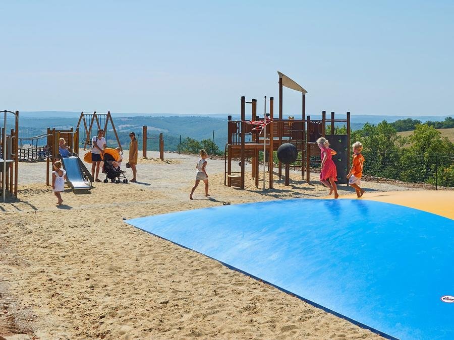Camping Pas Cher vous présente avec son site Officiel campingpascher.fr, le Village vacances FranceComfort Domaine De Lanzac, situé sur la commune de Lanzac dans le département Lot (Midi Pyrénées) en France. Le village vacances FranceComfort Domaine De Lanzac, vous présente un hébergement de type maison de 140 m² avec climatisation et télévision. Le village vacances FranceComfort Domaine De Lanzac vous propose du sam. 12 septembre au sam. 19 septembre 2026, en promotion à -10% pour 7 nuits à 793,80 € au lieu de 882,0 € soit une Économie de 88,20 €. Cette location propose 7 dates différentes pour réserver votre séjour. Découvrez également les 18 autres gammes d'hébergements du village vacances. Les Avis clients pour le Village vacances FranceComfort Domaine De Lanzac sont de 7 sur 10. Piscine extérieure, Animation enfants, Club enfants, Aire de jeux enfants, Centre équestre, Court de tennis, Golf, Ping-pong, Piscine, Pétanque, Salle de jeux vidéo, Terrain de football, Bar, Plats à emporter, Restaurant, Snack/Bar, Épicerie,... En savoir plus : cliquez-ICI.
