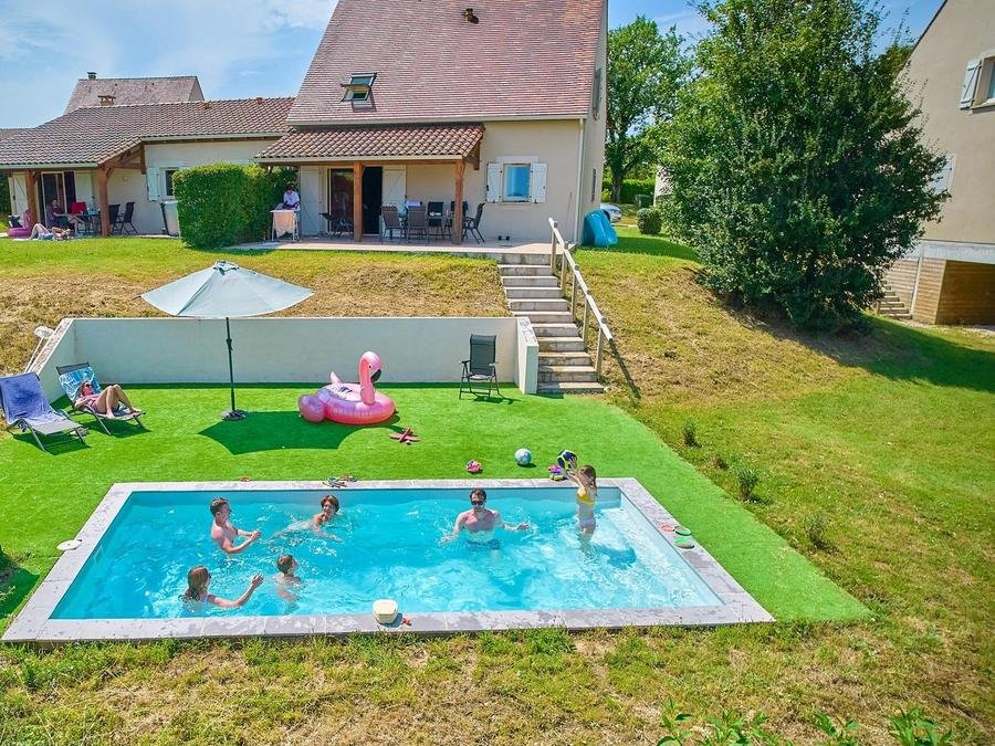 Camping Pas Cher vous présente avec son site Officiel campingpascher.fr, le Village vacances FranceComfort Domaine De Lanzac, situé sur la commune de Lanzac dans le département Lot (Midi Pyrénées) en France. Le village vacances FranceComfort Domaine De Lanzac, vous présente un hébergement de type maison de 140 m² et télévision. Le village vacances FranceComfort Domaine De Lanzac vous proposeun séjour PAS CHER avec une REMISEdu sam. 06 juin au sam. 13 juin 2026, en promotion à -50% pour 7 nuits à 441 € au lieu de 882,0 € soit une Économie de 441 €. Cette location propose 10 dates différentes pour réserver votre séjour. Découvrez également les 18 autres gammes d'hébergements du village vacances. Les Avis clients pour le Village vacances FranceComfort Domaine De Lanzac sont de 7 sur 10. Piscine extérieure, Animation enfants, Club enfants, Aire de jeux enfants, Centre équestre, Court de tennis, Golf, Ping-pong, Piscine, Pétanque, Salle de jeux vidéo, Terrain de football, Bar, Plats à emporter, Restaurant, Snack/Bar, Épicerie,... En savoir plus : cliquez-ICI.