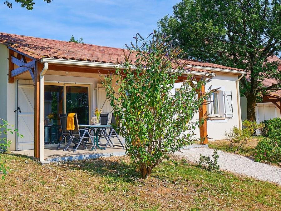 Camping Pas Cher vous présente avec son site Officiel campingpascher.fr, le Village vacances FranceComfort Domaine De Lanzac, situé sur la commune de Lanzac dans le département Lot (Midi Pyrénées) en France. Le village vacances FranceComfort Domaine De Lanzac, vous présente un hébergement de type maison de 85 m² et télévision. Le village vacances FranceComfort Domaine De Lanzac vous proposeun séjour PAS CHER avec une REMISEdu sam. 06 juin au sam. 13 juin 2026, en promotion à -50% pour 7 nuits à 330,75 € au lieu de 661,5 € soit une Économie de 330,75 €. Cette location propose 14 dates différentes pour réserver votre séjour. Découvrez également les 18 autres gammes d'hébergements du village vacances. Les Avis clients pour le Village vacances FranceComfort Domaine De Lanzac sont de 7 sur 10. Piscine extérieure, Animation enfants, Club enfants, Aire de jeux enfants, Centre équestre, Court de tennis, Golf, Ping-pong, Piscine, Pétanque, Salle de jeux vidéo, Terrain de football, Bar, Plats à emporter, Restaurant, Snack/Bar, Épicerie,... En savoir plus : cliquez-ICI.