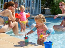 Camping Pas Cher vous présente avec son site Officiel campingpascher.fr, le Village vacances FranceComfort Domaine De Lanzac, situé sur la commune de Lanzac dans le département Lot (Midi Pyrénées) en France. Le village vacances FranceComfort Domaine De Lanzac, vous présente un hébergement de type maison de 140 m² et télévision. Le village vacances FranceComfort Domaine De Lanzac vous propose du sam. 18 avril au sam. 25 avril 2026, en promotion à -10% pour 7 nuits à 449,82 € au lieu de 499,8 € soit une Économie de 49,98 €. Cette location propose 131 dates différentes pour réserver votre séjour. Découvrez également les 17 autres gammes d'hébergements du village vacances. Les Avis clients pour le Village vacances FranceComfort Domaine De Lanzac sont de 7 sur 10. Piscine extérieure, Animation enfants, Club enfants, Aire de jeux enfants, Centre équestre, Court de tennis, Golf, Ping-pong, Piscine, Pétanque, Salle de jeux vidéo, Terrain de football, Bar, Plats à emporter, Restaurant, Snack/Bar, Épicerie,... En savoir plus : cliquez-ICI.