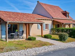 Camping Pas Cher vous présente avec son site Officiel campingpascher.fr, le Village vacances FranceComfort Domaine De Lanzac, situé sur la commune de Lanzac dans le département Lot (Midi Pyrénées) en France. Le village vacances FranceComfort Domaine De Lanzac, vous présente un hébergement de type maison et télévision. Le village vacances FranceComfort Domaine De Lanzac vous propose du mercredi 22 avril au mercredi 29 avril 2026, en promotion à -10% pour 7 nuits à 429,03 € au lieu de 476,7 € soit une Économie de 47,67 €. Cette location propose 132 dates différentes pour réserver votre séjour. Découvrez également les 17 autres gammes d'hébergements du village vacances. Les Avis clients pour le Village vacances FranceComfort Domaine De Lanzac sont de 7 sur 10. Piscine extérieure, Animation enfants, Club enfants, Aire de jeux enfants, Centre équestre, Court de tennis, Golf, Ping-pong, Piscine, Pétanque, Salle de jeux vidéo, Terrain de football, Bar, Plats à emporter, Restaurant, Snack/Bar, Épicerie,... En savoir plus : cliquez-ICI.