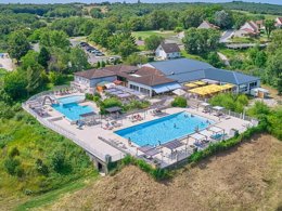 Camping Pas Cher vous présente avec son site Officiel campingpascher.fr, le Village vacances FranceComfort Domaine De Lanzac, situé sur la commune de Lanzac dans le département Lot (Midi Pyrénées) en France. Le village vacances FranceComfort Domaine De Lanzac, vous présente un hébergement de type maison de 85 m² et télévision. Le village vacances FranceComfort Domaine De Lanzac vous propose du sam. 26 septembre au sam. 03 octobre 2026, en promotion à -9% pour 7 nuits à 463,05 € au lieu de 514,5 € soit une Économie de 51,45 €. Cette location propose 11 dates différentes pour réserver votre séjour. Découvrez également les 17 autres gammes d'hébergements du village vacances. Les Avis clients pour le Village vacances FranceComfort Domaine De Lanzac sont de 7 sur 10. Piscine extérieure, Animation enfants, Club enfants, Aire de jeux enfants, Centre équestre, Court de tennis, Golf, Ping-pong, Piscine, Pétanque, Salle de jeux vidéo, Terrain de football, Bar, Plats à emporter, Restaurant, Snack/Bar, Épicerie,... En savoir plus : cliquez-ICI.