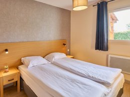 Camping Pas Cher vous présente avec son site Officiel campingpascher.fr, le Village vacances FranceComfort Domaine De Lanzac, situé sur la commune de Lanzac dans le département Lot (Midi Pyrénées) en France. Le village vacances FranceComfort Domaine De Lanzac, vous présente un hébergement de type maison de 85 m² et télévision. Le village vacances FranceComfort Domaine De Lanzac vous propose du sam. 18 avril au sam. 25 avril 2026, en promotion à -9% pour 7 nuits à 496,13 € au lieu de 551,25 € soit une Économie de 55,12 €. Cette location propose 22 dates différentes pour réserver votre séjour. Découvrez également les 17 autres gammes d'hébergements du village vacances. Les Avis clients pour le Village vacances FranceComfort Domaine De Lanzac sont de 7 sur 10. Piscine extérieure, Animation enfants, Club enfants, Aire de jeux enfants, Centre équestre, Court de tennis, Golf, Ping-pong, Piscine, Pétanque, Salle de jeux vidéo, Terrain de football, Bar, Plats à emporter, Restaurant, Snack/Bar, Épicerie,... En savoir plus : cliquez-ICI.