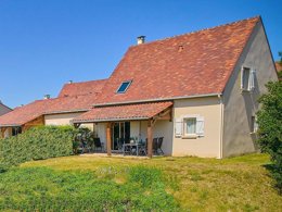 Camping Pas Cher vous présente avec son site Officiel campingpascher.fr, le Village vacances FranceComfort Domaine De Lanzac, situé sur la commune de Lanzac dans le département Lot (Midi Pyrénées) en France. Le village vacances FranceComfort Domaine De Lanzac, vous présente un hébergement de type maison de 140 m² et télévision. Le village vacances FranceComfort Domaine De Lanzac vous propose du sam. 18 avril au sam. 25 avril 2026, en promotion à -10% pour 7 nuits à 449,82 € au lieu de 499,8 € soit une Économie de 49,98 €. Cette location propose 131 dates différentes pour réserver votre séjour. Découvrez également les 17 autres gammes d'hébergements du village vacances. Les Avis clients pour le Village vacances FranceComfort Domaine De Lanzac sont de 7 sur 10. Piscine extérieure, Animation enfants, Club enfants, Aire de jeux enfants, Centre équestre, Court de tennis, Golf, Ping-pong, Piscine, Pétanque, Salle de jeux vidéo, Terrain de football, Bar, Plats à emporter, Restaurant, Snack/Bar, Épicerie,... En savoir plus : cliquez-ICI.