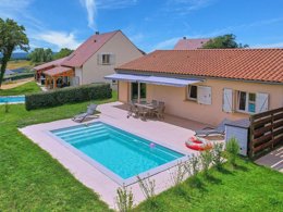 Camping Pas Cher vous présente avec son site Officiel campingpascher.fr, le Village vacances FranceComfort Domaine De Lanzac, situé sur la commune de Lanzac dans le département Lot (Midi Pyrénées) en France. Le village vacances FranceComfort Domaine De Lanzac, vous présente un hébergement de type maison de 85 m² et télévision. Le village vacances FranceComfort Domaine De Lanzac vous propose du vendredi 02 octobre au vendredi 09 octobre 2026, en promotion à -10% pour 7 nuits à 449,82 € au lieu de 499,8 € soit une Économie de 49,98 €. Cette location propose 14 dates différentes pour réserver votre séjour. Découvrez également les 17 autres gammes d'hébergements du village vacances. Les Avis clients pour le Village vacances FranceComfort Domaine De Lanzac sont de 7 sur 10. Piscine extérieure, Animation enfants, Club enfants, Aire de jeux enfants, Centre équestre, Court de tennis, Golf, Ping-pong, Piscine, Pétanque, Salle de jeux vidéo, Terrain de football, Bar, Plats à emporter, Restaurant, Snack/Bar, Épicerie,... En savoir plus : cliquez-ICI.