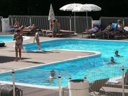 Camping Pas Cher vous présente avec son site Officiel campingpascher.fr, le Village vacances FranceComfort Le Lac Bleu, situé sur la commune de Lacapelle Marival dans le département Lot (Midi Pyrénées) en France. Le village vacances FranceComfort Le Lac Bleu, vous présente un hébergement de type maison de 80 m² pour 1 personne avec climatisation et télévision. Le village vacances FranceComfort Le Lac Bleu vous proposeun séjour PAS CHER avec une REMISEdu vendredi 05 juin au vendredi 12 juin 2026 avec une PROMO de DERNIÈRE MINUTE, en promotion à -40% pour 7 nuits à 305,55 € au lieu de 509,25 € soit une Économie de 203,70 €. Cette location propose 100 dates différentes pour réserver votre séjour. Découvrez également les 2 autres gammes d'hébergements du village vacances. Piscine chauffée, Piscine extérieure, Animation enfants, Club enfants, Aire de jeux enfants, Centre équestre, Court de tennis, Golf, Ping-pong, Pétanque, Terrain de basketball, Terrain de football, Terrain de volley-ball, Terrain multisports, Snack/Bar,... En savoir plus : cliquez-ICI.