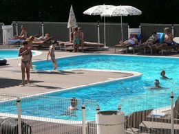 Camping Pas Cher vous présente avec son site Officiel campingpascher.fr, le Village vacances FranceComfort Le Lac Bleu, situé sur la commune de Lacapelle Marival dans le département Lot (Midi Pyrénées) en France. Le village vacances FranceComfort Le Lac Bleu, vous présente un hébergement de type maison de 80 m² pour 1 personne avec climatisation et télévision. Le village vacances FranceComfort Le Lac Bleu vous propose du vendredi 25 septembre au vendredi 02 octobre 2026, en promotion à -10% pour 7 nuits à 444,15 € au lieu de 493,5 € soit une Économie de 49,35 €. Cette location propose 155 dates différentes pour réserver votre séjour. Découvrez également les 2 autres gammes d'hébergements du village vacances. Piscine chauffée, Piscine extérieure, Animation enfants, Club enfants, Aire de jeux enfants, Centre équestre, Court de tennis, Golf, Ping-pong, Pétanque, Terrain de basketball, Terrain de football, Terrain de volley-ball, Terrain multisports, Snack/Bar,... En savoir plus : cliquez-ICI.