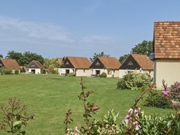 Camping Pas Cher vous présente avec son site Officiel campingpascher.fr, le Village vacances FranceComfort Le Lac Bleu, situé sur la commune de Lacapelle Marival dans le département Lot (Midi Pyrénées) en France. Le village vacances FranceComfort Le Lac Bleu, vous présente un hébergement de type maison de 80 m² pour 1 personne avec climatisation et télévision. Le village vacances FranceComfort Le Lac Bleu vous propose du sam. 04 avril au sam. 11 avril 2026, en promotion à -10% pour 7 nuits à 396,90 € au lieu de 441,0 € soit une Économie de 44,10 €. Cette location propose 155 dates différentes pour réserver votre séjour. Découvrez également les 2 autres gammes d'hébergements du village vacances. Piscine chauffée, Piscine extérieure, Animation enfants, Club enfants, Aire de jeux enfants, Centre équestre, Court de tennis, Golf, Ping-pong, Pétanque, Terrain de basketball, Terrain de football, Terrain de volley-ball, Terrain multisports, Snack/Bar,... En savoir plus : cliquez-ICI.