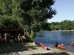 Camping Pas Cher vous présente avec son site Officiel campingpascher.fr, le Village vacances FranceComfort Le Lac Bleu, situé sur la commune de Lacapelle Marival dans le département Lot (Midi Pyrénées) en France. Le village vacances FranceComfort Le Lac Bleu, vous présente un hébergement de type maison de 80 m² pour 1 personne avec climatisation et télévision. Le village vacances FranceComfort Le Lac Bleu vous propose du sam. 04 avril au sam. 11 avril 2026, en promotion à -10% pour 7 nuits à 396,90 € au lieu de 441,0 € soit une Économie de 44,10 €. Cette location propose 155 dates différentes pour réserver votre séjour. Découvrez également les 2 autres gammes d'hébergements du village vacances. Piscine chauffée, Piscine extérieure, Animation enfants, Club enfants, Aire de jeux enfants, Centre équestre, Court de tennis, Golf, Ping-pong, Pétanque, Terrain de basketball, Terrain de football, Terrain de volley-ball, Terrain multisports, Snack/Bar,... En savoir plus : cliquez-ICI.