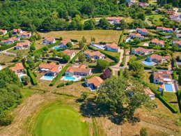 Camping Pas Cher vous présente avec son site Officiel campingpascher.fr, le Village vacances FranceComfort L'Aveneau - Vieille Vigne, situé sur la commune de Les Forges dans le département Deux-sèvres (Poitou Charentes) en France. Le village vacances FranceComfort L'Aveneau - Vieille Vigne, vous présente un hébergement de type maison de 115 m² et télévision. Le village vacances FranceComfort L'Aveneau - Vieille Vigne vous propose du lundi 21 septembre au lundi 28 septembre 2026, en promotion à -20% pour 7 nuits à 382,20 € au lieu de 477,75 € soit une Économie de 95,55 €. Cette location propose 38 dates différentes pour réserver votre séjour. Découvrez également les 7 autres gammes d'hébergements du village vacances. Les Avis clients pour le Village vacances FranceComfort L'Aveneau - Vieille Vigne sont excellents avec une note moyenne de 8 sur 10. Piscine chauffée, Piscine extérieure, Club enfants, Court de tennis, Golf, Pétanque, Terrain de football,... En savoir plus : cliquez-ICI.