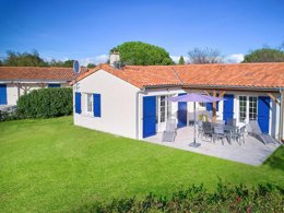 Camping Pas Cher vous présente avec son site Officiel campingpascher.fr, le Village vacances FranceComfort L'Aveneau - Vieille Vigne, situé sur la commune de Les Forges dans le département Deux-sèvres (Poitou Charentes) en France. Le village vacances FranceComfort L'Aveneau - Vieille Vigne, vous présente un hébergement de type maison de 115 m² et télévision. Le village vacances FranceComfort L'Aveneau - Vieille Vigne vous propose du mercredi 29 avril au mercredi 06 mai 2026, en promotion à -10% pour 7 nuits à 444,15 € au lieu de 493,5 € soit une Économie de 49,35 €. Cette location propose 156 dates différentes pour réserver votre séjour. Découvrez également les 7 autres gammes d'hébergements du village vacances. Les Avis clients pour le Village vacances FranceComfort L'Aveneau - Vieille Vigne sont excellents avec une note moyenne de 8 sur 10. Piscine chauffée, Piscine extérieure, Club enfants, Court de tennis, Golf, Pétanque, Terrain de football,... En savoir plus : cliquez-ICI.