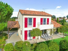 Camping Pas Cher vous présente avec son site Officiel campingpascher.fr, le Village vacances FranceComfort L'Aveneau - Vieille Vigne, situé sur la commune de Les Forges dans le département Deux-sèvres (Poitou Charentes) en France. Le village vacances FranceComfort L'Aveneau - Vieille Vigne, vous présente un hébergement de type maison de 125 m² et télévision. Le village vacances FranceComfort L'Aveneau - Vieille Vigne vous propose du sam. 04 avril au sam. 11 avril 2026, en promotion à -10% pour 7 nuits à 476,28 € au lieu de 529,2 € soit une Économie de 52,92 €. Cette location propose 28 dates différentes pour réserver votre séjour. Découvrez également les 7 autres gammes d'hébergements du village vacances. Les Avis clients pour le Village vacances FranceComfort L'Aveneau - Vieille Vigne sont excellents avec une note moyenne de 8 sur 10. Piscine chauffée, Piscine extérieure, Club enfants, Court de tennis, Golf, Pétanque, Terrain de football,... En savoir plus : cliquez-ICI.