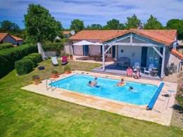 Camping Pas Cher vous présente avec son site Officiel campingpascher.fr, le Village vacances FranceComfort L'Aveneau - Vieille Vigne, situé sur la commune de Les Forges dans le département Deux-sèvres (Poitou Charentes) en France. Le village vacances FranceComfort L'Aveneau - Vieille Vigne, vous présente un hébergement de type maison de 115 m² et télévision. Le village vacances FranceComfort L'Aveneau - Vieille Vigne vous propose du sam. 23 mai au sam. 30 mai 2026, en promotion à -10% pour 7 nuits à 793,80 € au lieu de 882,0 € soit une Économie de 88,20 €. Cette location propose 24 dates différentes pour réserver votre séjour. Découvrez également les 7 autres gammes d'hébergements du village vacances. Les Avis clients pour le Village vacances FranceComfort L'Aveneau - Vieille Vigne sont excellents avec une note moyenne de 8 sur 10. Piscine chauffée, Piscine extérieure, Club enfants, Court de tennis, Golf, Pétanque, Terrain de football,... En savoir plus : cliquez-ICI.