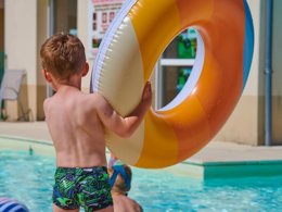 Camping Pas Cher vous présente avec son site Officiel campingpascher.fr, le Village vacances FranceComfort L'Aveneau - Vieille Vigne, situé sur la commune de Les Forges dans le département Deux-sèvres (Poitou Charentes) en France. Le village vacances FranceComfort L'Aveneau - Vieille Vigne, vous présente un hébergement de type maison de 115 m² et télévision. Le village vacances FranceComfort L'Aveneau - Vieille Vigne vous propose du sam. 23 mai au sam. 30 mai 2026, en promotion à -10% pour 7 nuits à 793,80 € au lieu de 882,0 € soit une Économie de 88,20 €. Cette location propose 24 dates différentes pour réserver votre séjour. Découvrez également les 7 autres gammes d'hébergements du village vacances. Les Avis clients pour le Village vacances FranceComfort L'Aveneau - Vieille Vigne sont excellents avec une note moyenne de 8 sur 10. Piscine chauffée, Piscine extérieure, Club enfants, Court de tennis, Golf, Pétanque, Terrain de football,... En savoir plus : cliquez-ICI.