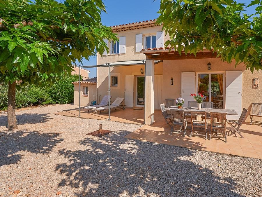 Camping Pas Cher vous présente avec son site Officiel campingpascher.fr, le Village vacances FranceComfort Villapark Le Jardin Du Golf, situé sur la commune de Nans Les Pins dans le département Var (Provence Alpes Côte D'azur) en France. Le village vacances FranceComfort Villapark Le Jardin Du Golf, vous présente un hébergement de type maison de 135 m² et télévision. Le village vacances FranceComfort Villapark Le Jardin Du Golf vous proposeun séjour PAS CHER avec une REMISEdu sam. 27 juin au sam. 04 juillet 2026, en promotion à -49% pour 7 nuits à 496,13 € au lieu de 992,25 € soit une Économie de 496,12 €. Cette location propose 14 dates différentes pour réserver votre séjour. Découvrez également les 4 autres gammes d'hébergements du village vacances. Bassin enfant, Piscine extérieure, Aire de jeux enfants, Court de tennis, Ping-pong, Pétanque, Bar,... En savoir plus : cliquez-ICI.
