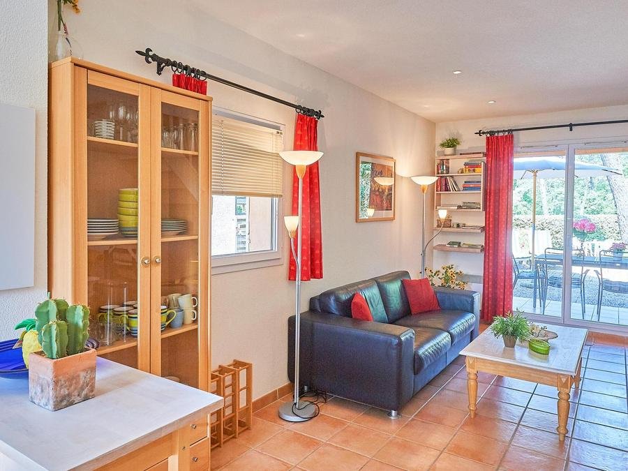 Camping Pas Cher vous présente avec son site Officiel campingpascher.fr, le Village vacances FranceComfort Villapark Le Jardin Du Golf, situé sur la commune de Nans Les Pins dans le département Var (Provence Alpes Côte D'azur) en France. Le village vacances FranceComfort Villapark Le Jardin Du Golf, vous présente un hébergement de type maison de 85 m² et télévision. Le village vacances FranceComfort Villapark Le Jardin Du Golf vous proposeun séjour PAS CHER avec une REMISEdu sam. 13 juin au sam. 20 juin 2026, en promotion à -40% pour 7 nuits à 463,05 € au lieu de 771,75 € soit une Économie de 308,70 €. Cette location propose 5 dates différentes pour réserver votre séjour. Découvrez également les 4 autres gammes d'hébergements du village vacances. Bassin enfant, Piscine extérieure, Aire de jeux enfants, Court de tennis, Ping-pong, Pétanque, Bar,... En savoir plus : cliquez-ICI.