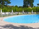 Camping Pas Cher vous présente avec son site Officiel campingpascher.fr, le Village vacances FranceComfort Villapark Le Jardin Du Golf, situé sur la commune de Nans Les Pins dans le département Var (Provence Alpes Côte D'azur) en France. Le village vacances FranceComfort Villapark Le Jardin Du Golf, vous présente un hébergement de type maison de 110 m² et télévision. Le village vacances FranceComfort Villapark Le Jardin Du Golf vous proposeun séjour PAS CHER avec une REMISEdu sam. 04 juillet au sam. 11 juillet 2026, en promotion à -30% pour 7 nuits à 771,75 € au lieu de 1102,5 € soit une Économie de 330,75 €. Cette location propose 12 dates différentes pour réserver votre séjour. Découvrez également les 4 autres gammes d'hébergements du village vacances. Bassin enfant, Piscine extérieure, Aire de jeux enfants, Court de tennis, Ping-pong, Pétanque, Bar,... En savoir plus : cliquez-ICI.