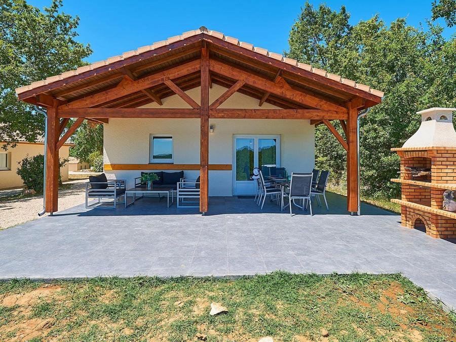 Camping Pas Cher vous présente avec son site Officiel campingpascher.fr, le Village vacances FranceComfort Village Des Cigales, situé sur la commune de Mauroux dans le département Lot (Midi Pyrénées) en France. Le village vacances FranceComfort Village Des Cigales, vous présente un hébergement de type appartement de 70 m² avec climatisation et télévision. Le village vacances FranceComfort Village Des Cigales vous propose du sam. 12 septembre au sam. 19 septembre 2026, en promotion à -20% pour 7 nuits à 499,80 € au lieu de 624,75 € soit une Économie de 124,95 €. Cette location propose 10 dates différentes pour réserver votre séjour. Découvrez également les 7 autres gammes d'hébergements du village vacances. Bassin enfant, Piscine extérieure, Animation enfants, Club enfants, Aire de jeux enfants, Centre équestre, Court de tennis, Ping-pong, Pétanque, Structure gonflable enfants, Terrain de football, Terrain de volley-ball, Terrain multisports, Bar, Café, Restaurant, Snack/Bar, Épicerie,... En savoir plus : cliquez-ICI.