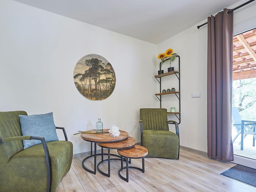 Camping Pas Cher vous présente avec son site Officiel campingpascher.fr, le Village vacances FranceComfort Village Des Cigales, situé sur la commune de Mauroux dans le département Lot (Midi Pyrénées) en France. Le village vacances FranceComfort Village Des Cigales, vous présente un hébergement de type appartement de 45 m² avec climatisation et télévision. Le village vacances FranceComfort Village Des Cigales vous proposeun séjour PAS CHER avec une REMISEdu dimanche 14 juin au dimanche 21 juin 2026, en promotion à -50% pour 7 nuits à 278,25 € au lieu de 556,5 € soit une Économie de 278,25 €. Cette location propose 80 dates différentes pour réserver votre séjour. Découvrez également les 7 autres gammes d'hébergements du village vacances. Bassin enfant, Piscine extérieure, Animation enfants, Club enfants, Aire de jeux enfants, Centre équestre, Court de tennis, Ping-pong, Pétanque, Structure gonflable enfants, Terrain de football, Terrain de volley-ball, Terrain multisports, Bar, Café, Restaurant, Snack/Bar, Épicerie,... En savoir plus : cliquez-ICI.