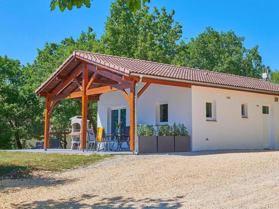 Camping Pas Cher vous présente avec son site Officiel campingpascher.fr, le Village vacances FranceComfort Village Des Cigales, situé sur la commune de Mauroux dans le département Lot (Midi Pyrénées) en France. Le village vacances FranceComfort Village Des Cigales, vous présente un hébergement de type appartement de 70 m² avec climatisation et télévision. Le village vacances FranceComfort Village Des Cigales vous proposeun séjour PAS CHER avec une REMISEdu vendredi 05 juin au vendredi 12 juin 2026 avec une PROMO de DERNIÈRE MINUTE, en promotion à -50% pour 7 nuits à 309,75 € au lieu de 619,5 € soit une Économie de 309,75 €. Cette location propose 76 dates différentes pour réserver votre séjour. Découvrez également les 7 autres gammes d'hébergements du village vacances. Bassin enfant, Piscine extérieure, Animation enfants, Club enfants, Aire de jeux enfants, Centre équestre, Court de tennis, Ping-pong, Pétanque, Structure gonflable enfants, Terrain de football, Terrain de volley-ball, Terrain multisports, Bar, Café, Restaurant, Snack/Bar, Épicerie,... En savoir plus : cliquez-ICI.