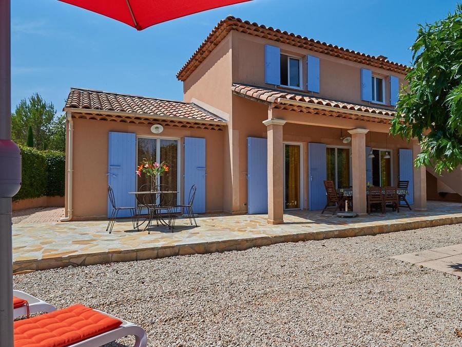 Camping Pas Cher vous présente avec son site Officiel campingpascher.fr, le Village vacances FranceComfort Vallée De La St. Baume, situé sur la commune de Nans Les Pins dans le département Var (Provence Alpes Côte D'azur) en France. Le village vacances FranceComfort Vallée De La St. Baume, vous présente un hébergement de type villa de 130 m² avec climatisation. Le village vacances FranceComfort Vallée De La St. Baume vous propose du sam. 06 juin au sam. 13 juin 2026, en promotion à -15% pour 7 nuits à 1011,50 € au lieu de 1190,0 € soit une Économie de 178,50 €. Cette location propose 13 dates différentes pour réserver votre séjour. Découvrez également les 2 autres gammes d'hébergements du village vacances. Piscine extérieure, Aire de jeux enfants, Court de tennis, Golf, Ping-pong, Pétanque, Bar, Pizzeria,... En savoir plus : cliquez-ICI.