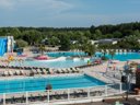 Camping Pas Cher vous présente avec son site Officiel campingpascher.fr, le Camping Tour Opérateur Et Particuliers Sur Camping La Réserve - Funpass Offert classé 4 étoiles, situé sur la commune de Gastes dans le département Landes (Aquitaine) en France. Le camping Tour Opérateur Et Particuliers Sur Camping La Réserve - Funpass Offert vous propose un hébergement de type mobil-home de 76 m² avec climatisation (télévision). L'établissement vous propose 3 autres types d'hébergements. Découvrez tous nos séjours à petits prix dans la commune et aux alentours de Gastes du département : Landes (Aquitaine). Les Avis clients pour le Camping Tour Opérateur Et Particuliers Sur Camping La Réserve - Funpass Offert sont excellents avec une note moyenne de 8 sur 10. Parc aquatique, Piscine couverte, Piscine extérieure, Animation ados, Club ados, Club enfants, Aire de jeux enfants, Court de tennis, Cyclisme, Paddle, Parcours sportif, Ping-pong, Pétanque, Terrain multisports, Bar, Dépôt de pain, Plats à emporter, Restaurant, Snack/Bar, Épicerie,... En savoir plus : cliquez-ICI.