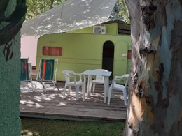 Camping Pas Cher vous présente avec son site Officiel campingpascher.fr, le Camping Villaggio Soleado classé 3 étoiles, situé sur la commune de Castellabate dans le département Salerne (Campanie) en Italie. Le camping Villaggio Soleado, vous présente un hébergement de type caravane pour 2 personnes avec climatisation. Le camping Villaggio Soleado vous propose du sam. 29 août au sam. 05 septembre 2026 pour 7 nuits à 350€. Cette location propose 77 dates différentes pour réserver votre séjour. Découvrez également les 2 autres gammes d'hébergements du camping. Les Avis clients pour le Camping Villaggio Soleado sont de 6 sur 10. Mer, Club enfants, Aire de jeux enfants, Boulangerie, Pizzeria, Restaurant,... En savoir plus : cliquez-ICI.