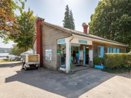 Camping Pas Cher vous présente avec son site Officiel campingpascher.fr, le Camping Paradis Les 2 îles classé 3 étoiles, situé sur la commune de Peyrat Le Chateau dans le département Haute-vienne (Limousin) en France. Le camping Paradis Les 2 îles, vous présente un hébergement de type mobil-home de 30 m² avec climatisation. Le camping Paradis Les 2 îles vous propose du dimanche 30 août au dimanche 06 septembre 2026, en promotion à -20% pour 7 nuits à 175 € au lieu de 219,0 € soit une Économie de 44 €. Cette location propose 108 dates différentes pour réserver votre séjour. Découvrez également les 11 autres gammes d'hébergements du camping. Les Avis clients pour le Camping Paradis Les 2 îles sont excellents avec une note moyenne de 8 sur 10. Lac, Animations familiales, Club enfants, Aire de jeux enfants, Court de tennis, Ping-pong, Pétanque, Terrain de beach-volley, Terrain multisports, Bar, Dépôt de pain, Épicerie,... En savoir plus : cliquez-ICI.