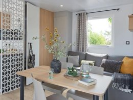 Camping Pas Cher vous présente avec son site Officiel campingpascher.fr, le Camping Paradis Les 2 îles classé 3 étoiles, situé sur la commune de Peyrat Le Chateau dans le département Haute-vienne (Limousin) en France. Le camping Paradis Les 2 îles, vous présente un hébergement de type mobil-home de 30 m² pour 4 personnes avec climatisation. Le camping Paradis Les 2 îles vous propose du dimanche 30 août au dimanche 06 septembre 2026, en promotion à -20% pour 7 nuits à 175 € au lieu de 219,0 € soit une Économie de 44 €. Cette location propose 117 dates différentes pour réserver votre séjour. Découvrez également les 11 autres gammes d'hébergements du camping. Les Avis clients pour le Camping Paradis Les 2 îles sont excellents avec une note moyenne de 8 sur 10. Lac, Animations familiales, Club enfants, Aire de jeux enfants, Court de tennis, Ping-pong, Pétanque, Terrain de beach-volley, Terrain multisports, Bar, Dépôt de pain, Épicerie,... En savoir plus : cliquez-ICI.