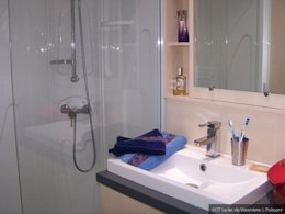 Camping Pas Cher vous présente avec son site Officiel campingpascher.fr, le Camping Paradis Les 2 îles classé 3 étoiles, situé sur la commune de Peyrat Le Chateau dans le département Haute-vienne (Limousin) en France. Le camping Paradis Les 2 îles, vous présente un hébergement de type mobil-home de 40 m² pour 4 personnes. Le camping Paradis Les 2 îles vous propose du vendredi 03 avril au vendredi 10 avril 2026, en promotion à -21% pour 7 nuits à 159 € au lieu de 202,0 € soit une Économie de 43 €. Cette location propose 117 dates différentes pour réserver votre séjour. Découvrez également les 11 autres gammes d'hébergements du camping. Les Avis clients pour le Camping Paradis Les 2 îles sont excellents avec une note moyenne de 8 sur 10. Lac, Animations familiales, Club enfants, Aire de jeux enfants, Court de tennis, Ping-pong, Pétanque, Terrain de beach-volley, Terrain multisports, Bar, Dépôt de pain, Épicerie,... En savoir plus : cliquez-ICI.